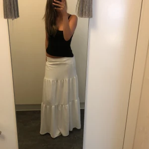 Lång volang kjol  - Kjol som är köpt från Gina för 499kr och är använd 1 gång på midsommar men kände att sånna kjolar inte är för mig så väljer att sälja den 