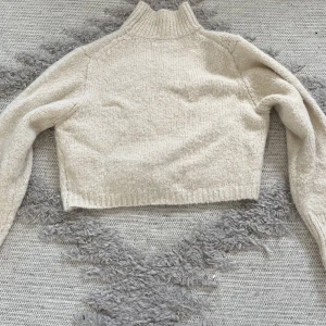 Zara stickad tröja  - En snygg stickad tröja från zara i bra skick. 