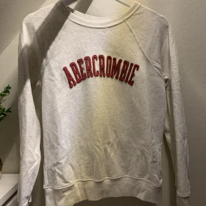 Abercrombie & Fitch Tröja - Ljusgrå Abercrombie & Fitch tröja i fint skick✨