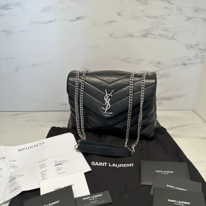 Yves Saint Laurent loulou väska small - Intressekoll på min ysl loulou väska i storlek small. Väskan är i jättefint skick och kvitto finns. Dock några små defekter 