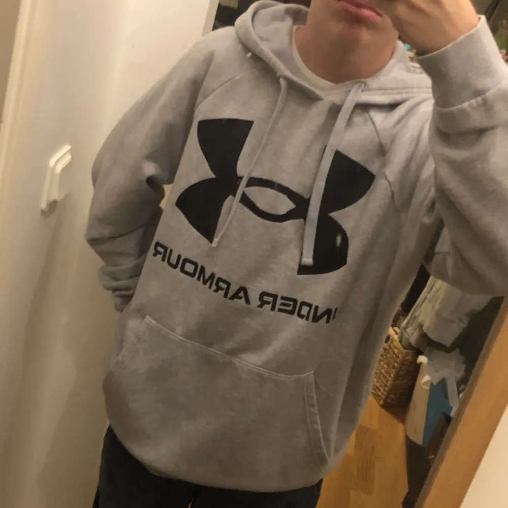 Säljer denna snygga hoddie från Under Armour!! Tröjan har de klassiska trycket och är i skit bra skick! Säljer denna då dne inte kommer till användning av mig! Hör av er om de finns frågor osv!! 🫶 . Hoodies.