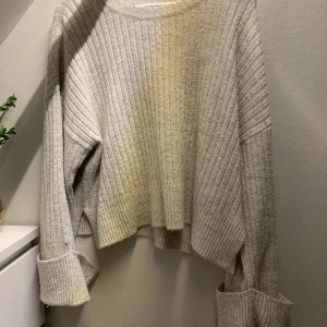 Tjocktröja med vida ärmar - Beige tjocktröja med vida ärmar. Storleken är unisize och den är väldigt stretchig och vid. Ärmarna är rätt långa och går över mina händer.
