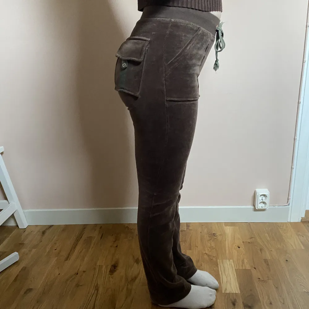 Bruna juicy couture byxor (fejk), säljer då de är för små, står s, men skulle säga att det ”egentligen” skulle passa xs/xxs. Buda gärna!!. Jeans & Byxor.