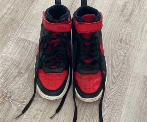 Nike skor  - Säljer mina Nike skor köpta av en annan här på Plick använda runt 10gånger av mig 