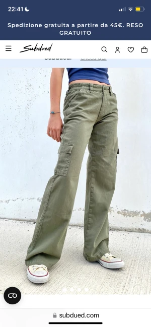 Cargobyxor - Ett par cargobyxor från Subdued, köpte dom secondhand, men har tyvärr inte kommit till användning då de redan från början var lite försmå. Köpte dom för 600 och säljer nu för 400.  Byxorna som jag har är inte gröna utan svart/gråa. Köparen står för frakt❤️