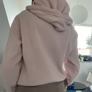 Hoodie - H&M - En mys hoodie i storlek S, använd 2 gånger. Säljer pågrund av lite användning. Nypris 300kr, Säljes för 110 kr. 