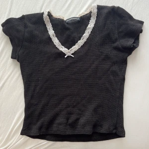 Söt topp - Säljer denna söta topp från Brandy Melville 🩷 Den är i One size! Befintligt skick  Frakten kostar alltid 54kr!!