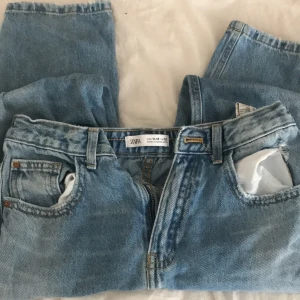 Lågmidjade zara jeans  - Säljer denna zara Jean som passar till allt i lite mörkblå färg använd bara några gånger.