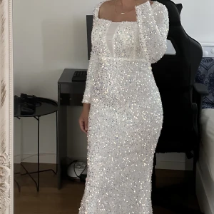 Klänning  - Säljer min klänning på grund av att storleken är liten för mig den är XS annars den är helt ny använt den bara en gång 