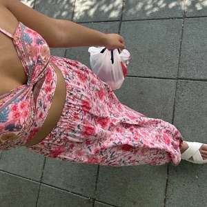 Två delat set - Säljer detta otroliga settet, då jag inte får någon användning av det! Endast använt en gång, så i superfint skick 💕 köptes i Thailand  