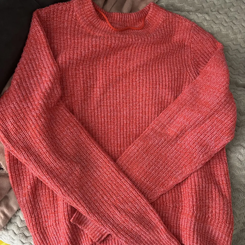 En söt stickad tröja i rosa rött garn! Det står att den är i storlek M men skulle säga att den är liten k storleken!. Stickat.