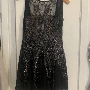 En svart klänning med spets och paljetter💓 öppen i ryggen
