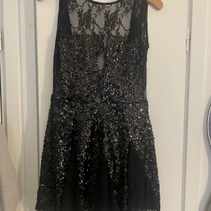 svart festklänning - En svart klänning med spets och paljetter💓 öppen i ryggen