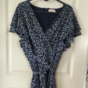 Blommig klänning  - Sommar klänning med blommigt mönster i blå