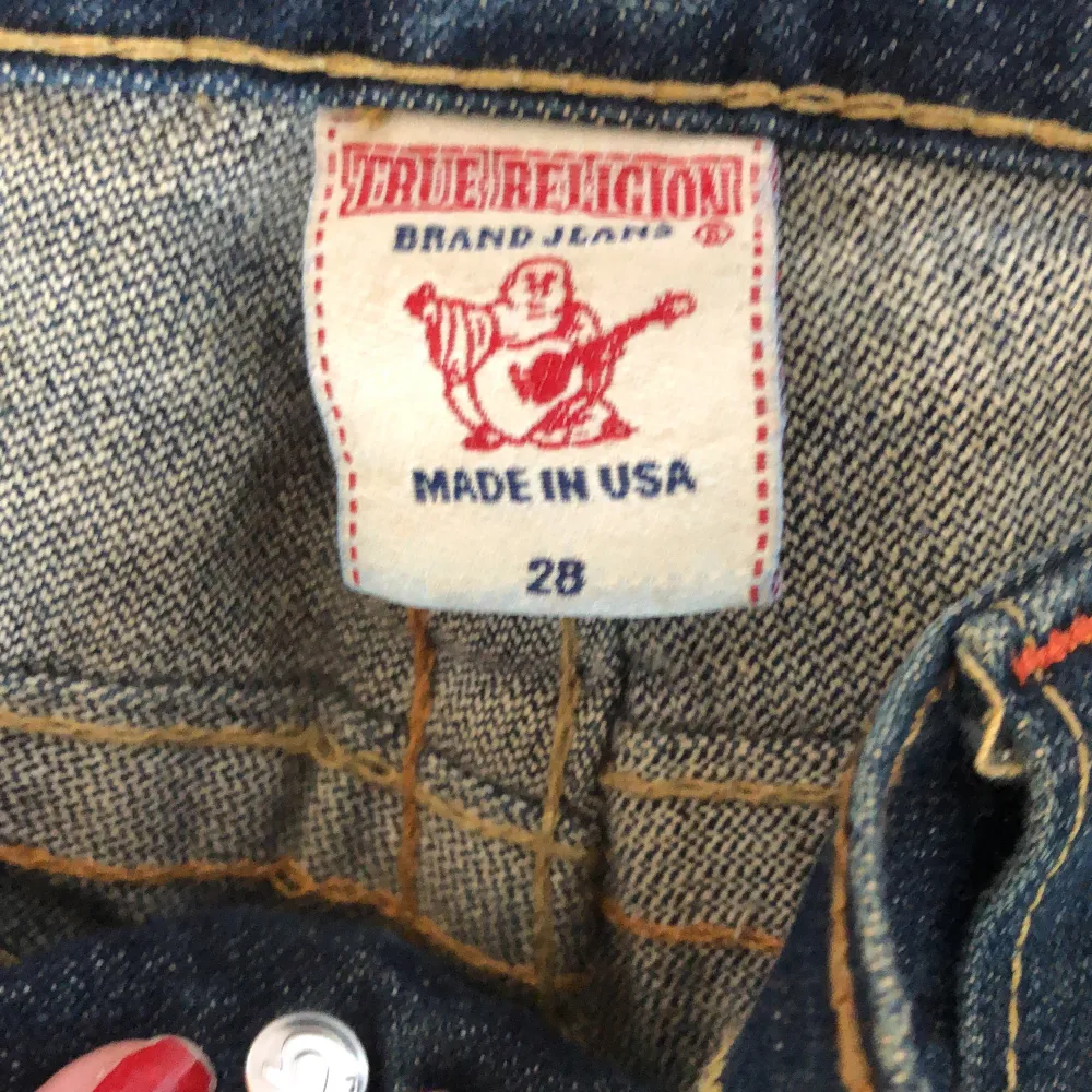 As snygga true religion jeans. Storlek 28 alltså typ xs. Säljer på grund av att jag inte ändvändwr de så mycket. 150 + 54 kr frakt. Skriv för mer info och bilder😇. Jeans & Byxor.