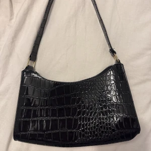 Väska  - Liten Axelväska  Knappt använd 40kr 