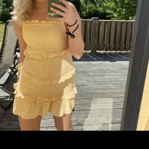 Gul kort klänning - Helt nyskick från BERSHKA lappen är kvar, inga defekter alls, sitter tight så funkar på xs/s också