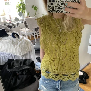 Topp  - Säljer den här så fina gröna toppen som är perfekt till fest!❤️