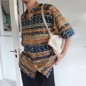 Skjorta L - Skjorta L. Kontakta vid intresse, köparen står för frakt. 