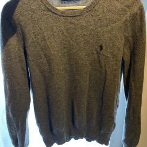 Ralph Lauren Tröja - Grå Ralph Lauren tröja storlek S, passar både kille och tjej😄