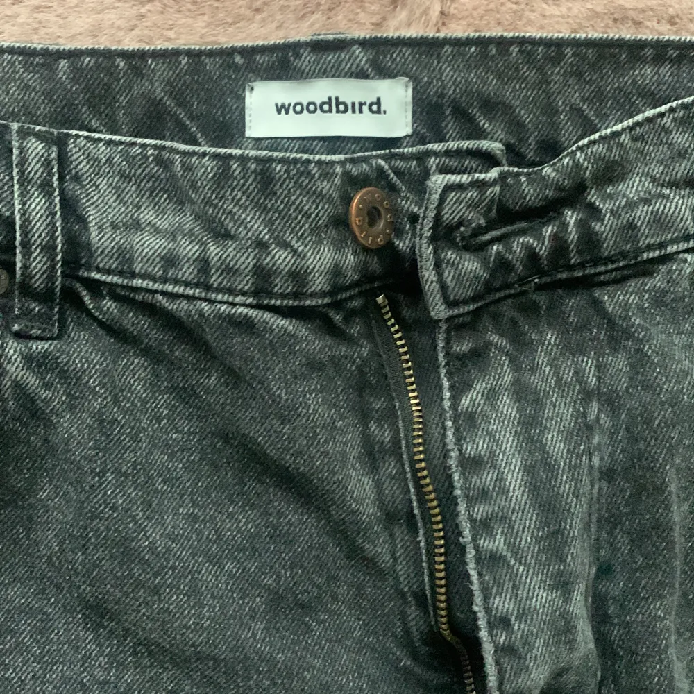 Tja  Säljer detta plagg för att jag har vuxit ur dem. Byxorna e baggy och storleken är 30/30 färgen är svart grå. Jeans & Byxor.