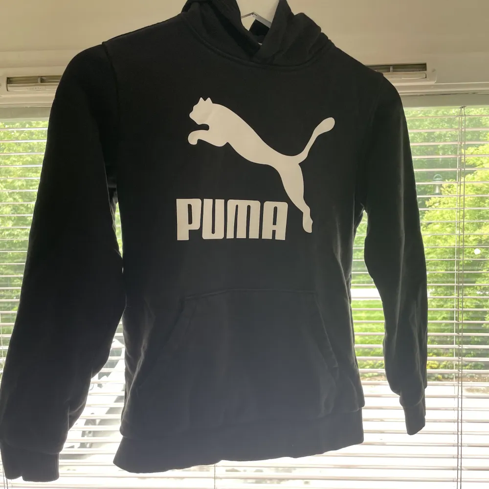 Fin puma hoodie till Salu inte mycket använd . Hoodies.