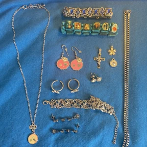 Smycken  - Olika smycken styckpris: halsband - 10kr, armband - 20kr, örhängen - 15kr (dödskallarna sålda), ringar - 5kr, hängen - 10kr (korset sålt). Paketpris på allt: 75kr 💋 Se vad som e sålt på sista bilden 🤗
