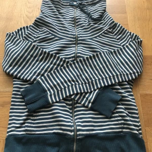 Kofta med lång krage - Gammla kläder jag ska bli av med.  Kontakta gärna först! Kan också mötas upp i Kristianstad