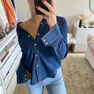 Jeansskjorta - Jeansskjorta från Filippa K i storlek M