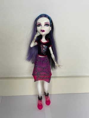 Monster high ghost docka - Fint skick och har bra rörlighet, den har inga fläckar och håret är väldigt lent. Då den är så fin och därav att den inte har smuts eller fläckar så har jag sattit de priset som blev :) 