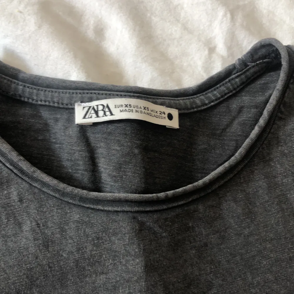 Säljer min SKITSNYGG T-shirt från zara!💕Är i grå jeansfärg! Aldrig använd då den är lite för liten i armarna❤️. T-shirts.