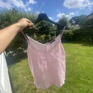 En så fin rosa topp från Bershka som aldrig använts. Så härlig till sommaren me en fin kjol.