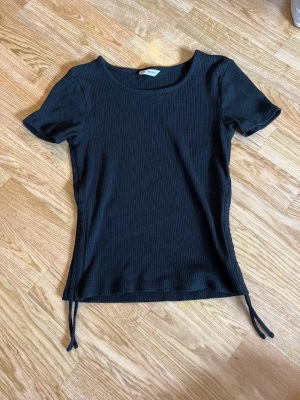 T-shirt - Superfin med snörning längst ner 