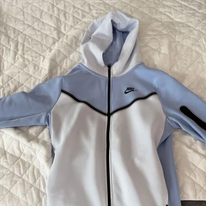 Nike tech fleece  - Tja!  Säljer nu denna tröja pågrund utav att jag ångra mitt köp av den. Knappt använd helt ny 10/10 och behöver sälja den fort. Storleken är 158 till 170 cm, det vill säga den största barnstorleken