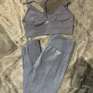 Blå/grå sett från gymshark  - Använt en gång så som nytt!!  Toppen är i M och tightsen i S💙