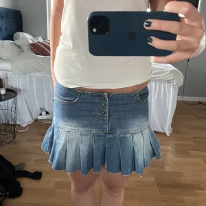 Lowwaist kjol⭐️⭐️  - Så fin lowwaist kjol som jag köpt second hand för några månader sedan❣️skulle säga att den passar xxs, xs och S🌼