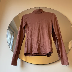 Mysig polotröja - En polotröja med mjukt material från NA-KD. Tröjan har inga defekter 💞