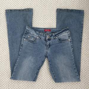 lågmidjade ljusa jeans! midja 38cm (lite stretchiga) innerben 82cm 🫶🏻