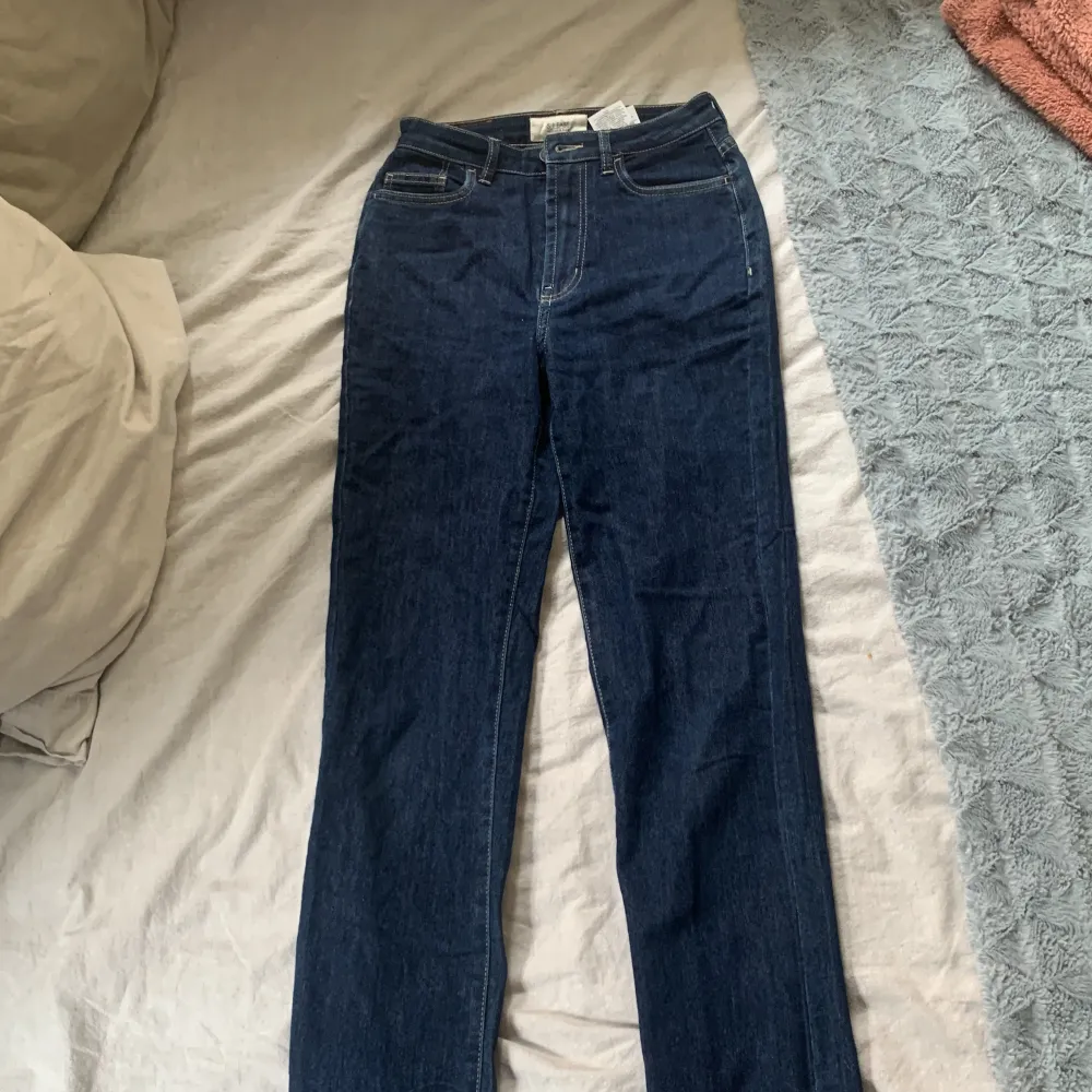 Högmidjade jeans säljes. Aldrig använda, 90kr. Jeans & Byxor.