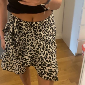 Kjol  - Säljer en kjol i xs från shein då den inte kommer till användning💕