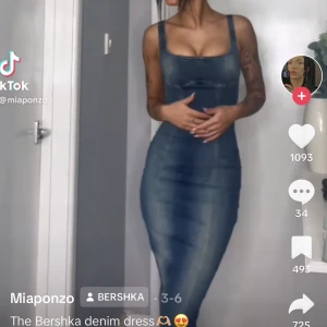 Långklänning - Långklänning i denimmaterial från Bershka. Tyget är jeans men väldigt mjukt och stretchigt. Helt oanvänd med lappar kvar, kan inte skriva ut returssedel så provar att sälja här.   Helt slutsåld. Storlek M på tjejen från TikTok. Passar mig S. Frakt ingår