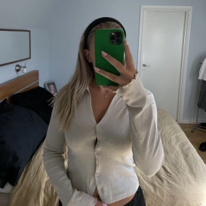 Beige topp - Fin beige topp med krage och tre knappar framtill. Storlek M. Använd gärna knappen ” köp nu”. 