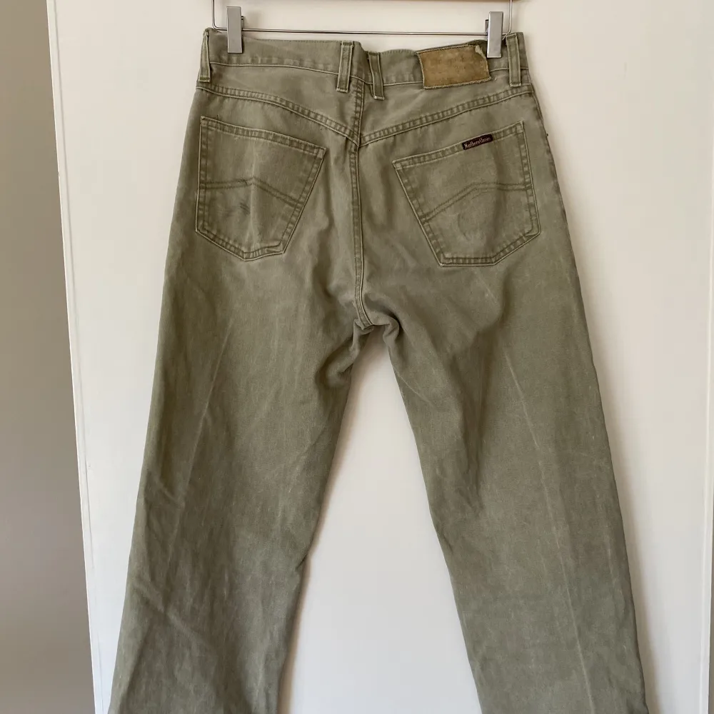 100% bomull. Olivgröna. 30-31 i midja och 32 på längd. Rak passform.. Jeans & Byxor.