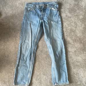 Säljer weekday barrel jeans i mycket bra skick, storlek 28/30