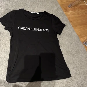 Calvin Klein t-shirt - Säljer den för att den blivit för lite för mig, använt ca 5 ggr pris kan vi diskutera 