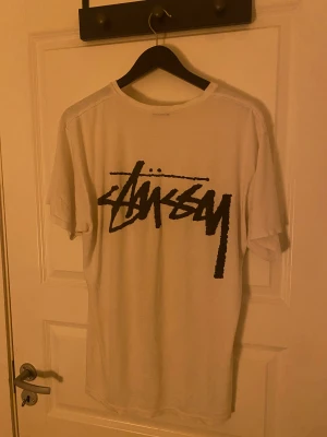 Stussy x workshop - säljer nu min stussy tröja jag köpt av en vän för 500, 10/10 skick inga defekter att tala om, skriv om ni har frågor!
