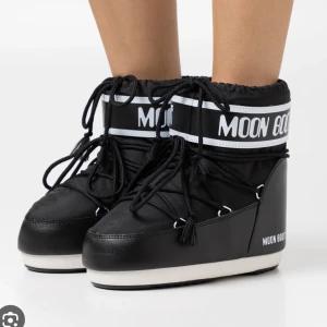 Moonboots  - Supersnygga moonboots, kommer inte till användning av mig. Använda fåtal gånger❤️😍