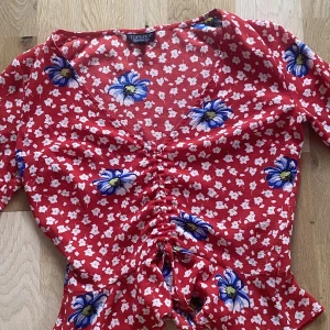 Blus  - Ny blus i storlek 34. Finns att hämta i Kalmar, kan tas till Växjö. Skickas då köparen står för frakt.