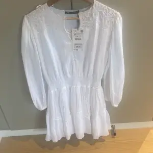 Super fin helg ny vit klänning från zara 💞 stl M men passar mig som brukar ha S. Helt ny med prislapp kvar . Kom privat för frågor o bilder. Är öppen för byten❤️