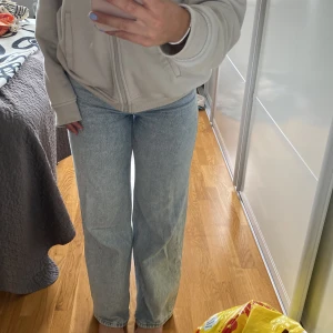 Ljusblåa jeans - Ett par ljusblåa jeans ifrån monki, raka/vida i benen och midwaisted. Säljer pga för små. Känns precis som nyskick och inga slitningar! Hör av dig för frågor mm!! Passar perfekt för dig med storlek S och för dig som inte är längre än 170cm!!